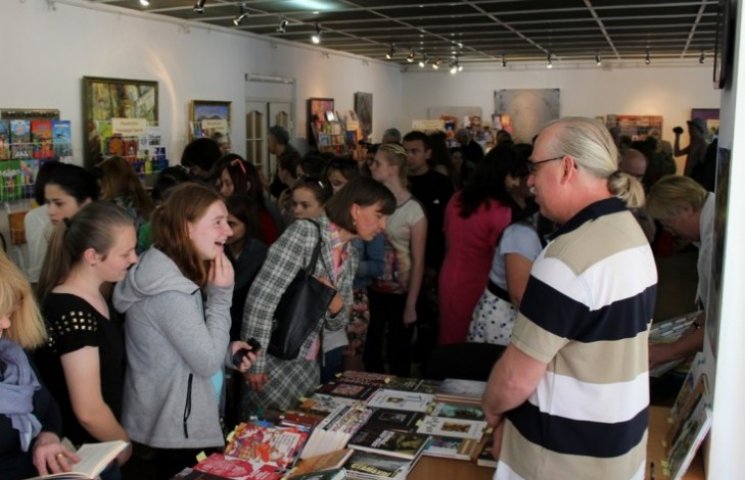 В Ужгороді стартувала виставка "Книга-Фе…