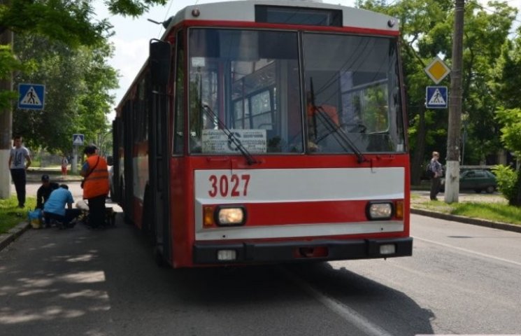 У центрі Миколаєва тролейбус збив дівчин…