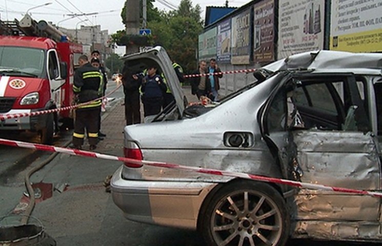 В жахливій аварії у Вінниці загинули дво…