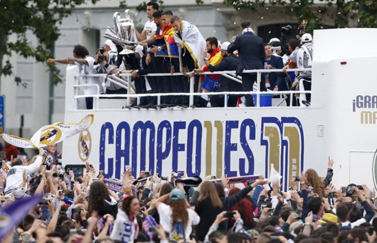 Как "Реал" Кубок чемпионов Мадриду показ…