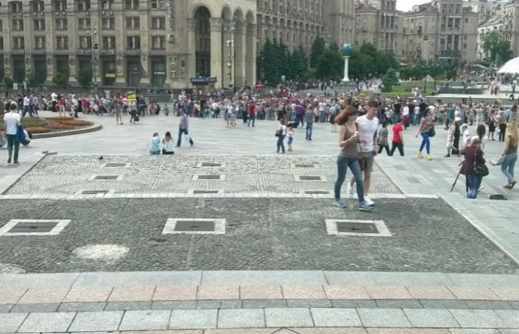 Київ святкує: Діти у фонтанах  та черги…