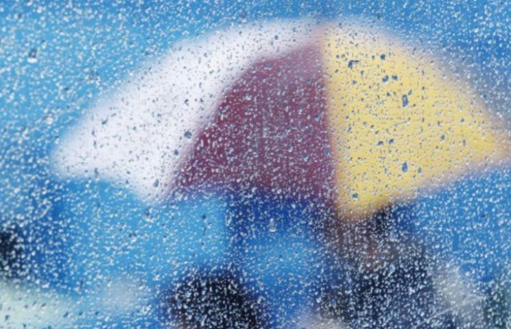 Начало лета украинцы встретят с зонтами…