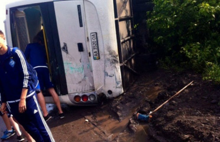 Автобус з київським "Динамо" потрапив у…
