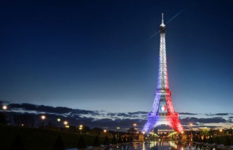 10 дней до Евро: Как Эйфелева башня "при…