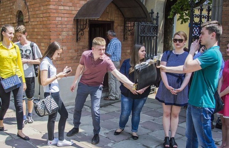 В Черновцах студентам предлагали чемодан…