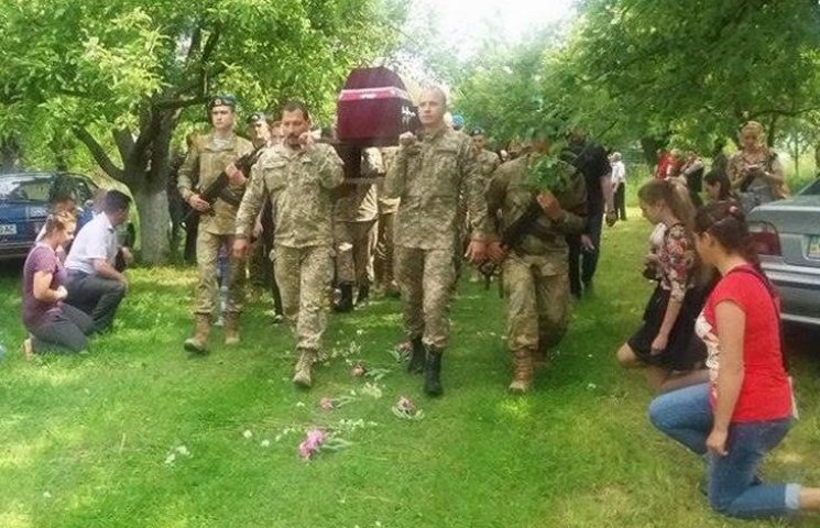 На Буковині поховали загиблого бійця АТО…