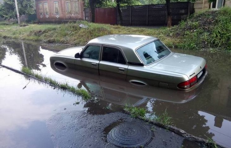 Наслідки зливи у Слов'янську: авто затоп…