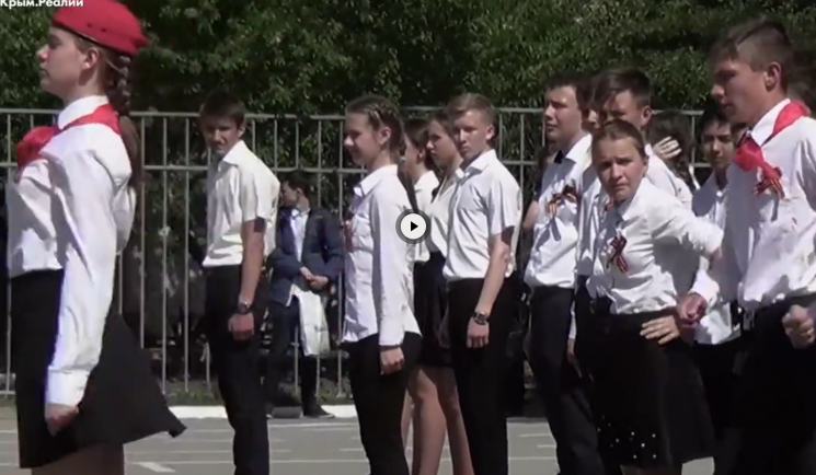 Окупанти змушують кримських школярів одя…