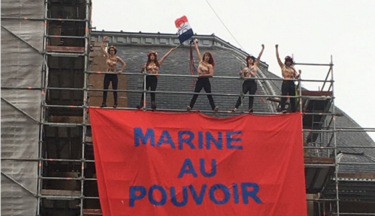 Активістки Femen роздягнулися біля дільн…