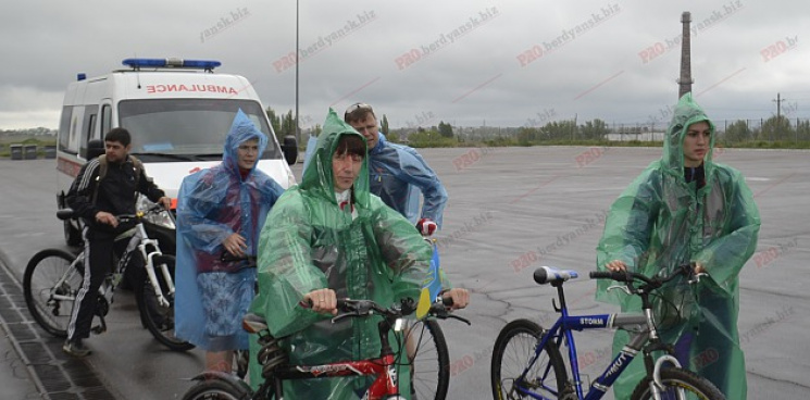 Бердянці під дощем вирушили у велопробіг…