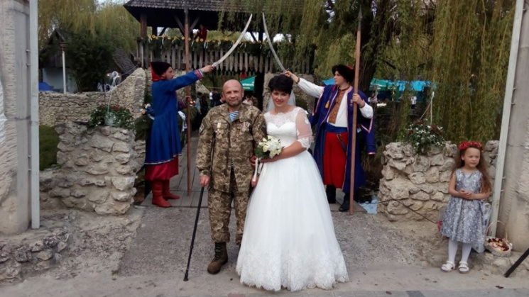 Весілля тернопільського бійця та волонте…