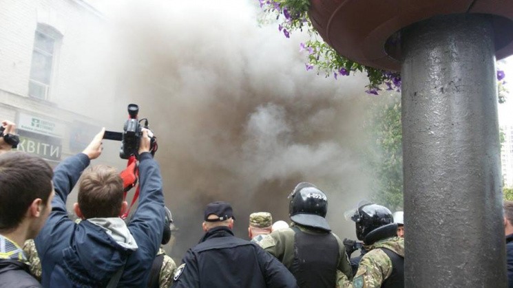 Люди в масках закидали мітинг у Києві ди…