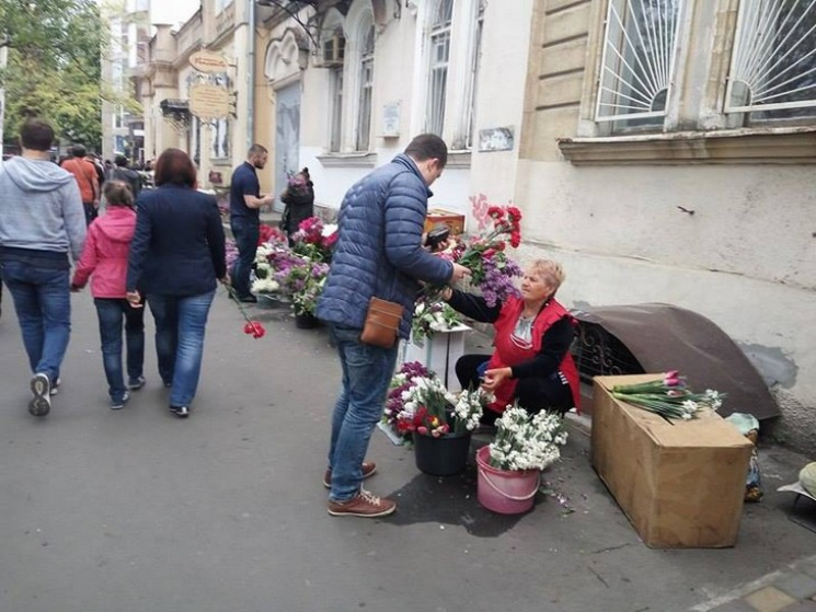 В Одесі біля Алеї Слави торговці квітами…
