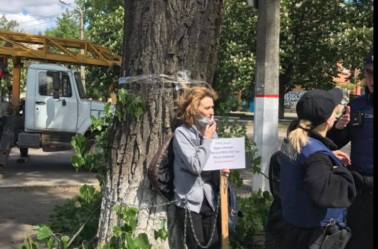 В Кропивницком активистка приковала себя…
