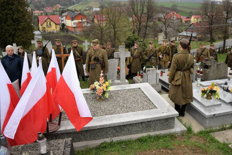 В Польше хотят демонтировать все памятни…