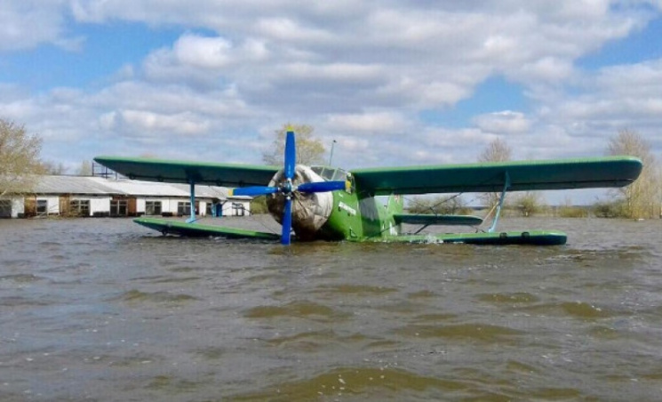 На Росії паводок затопив літаки, які мал…