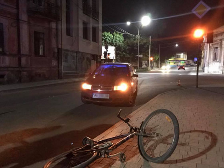 У центрі Ужгорода автівка збила велосипе…