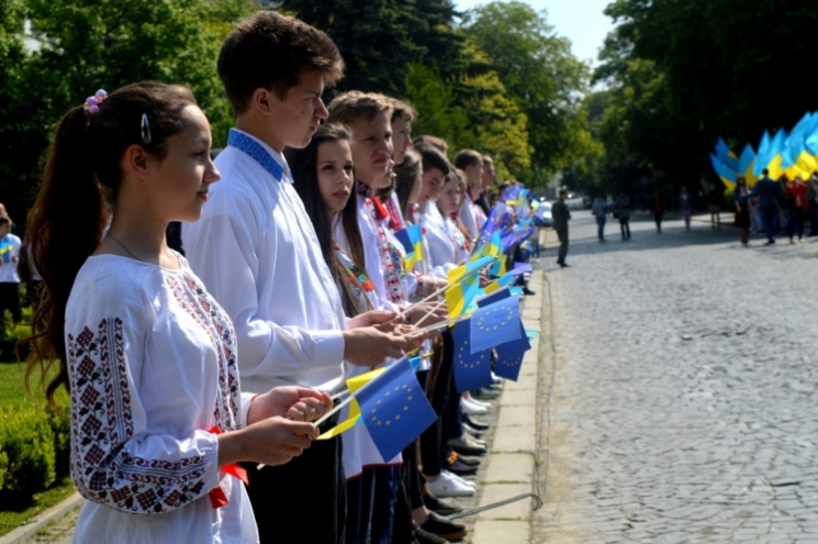 В Ужгороді урочисто підняли прапори Укра…