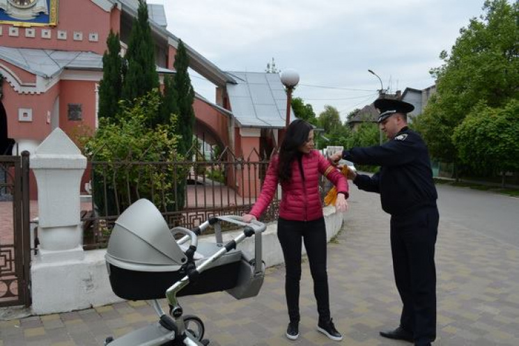 В Ужгороді поліцейські чіпляли на мам і…
