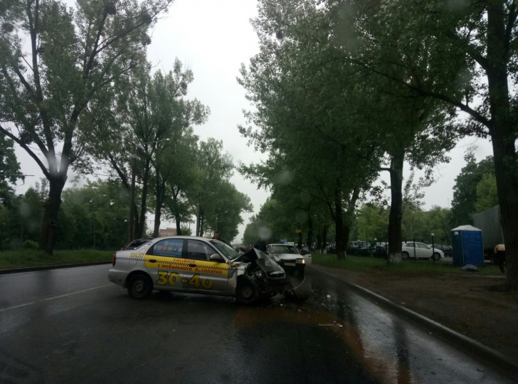 В Харькове "лоб в лоб" столкнулись авто…