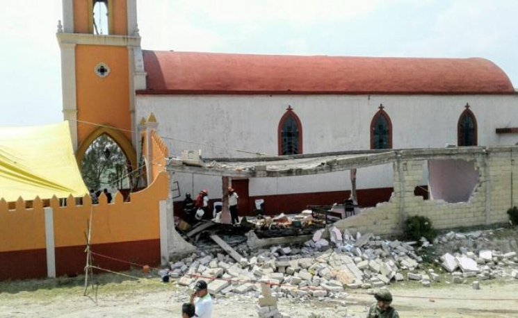 Во время взрыва пиротехники в церкви Мек…