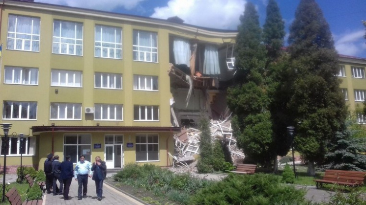 На Прикарпатье обрушилась стена колледжа…