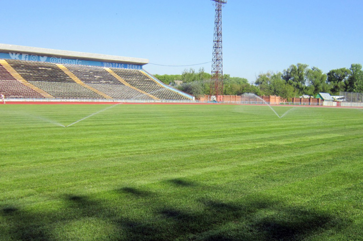 На стадионе "Десны" уложили новый газон…