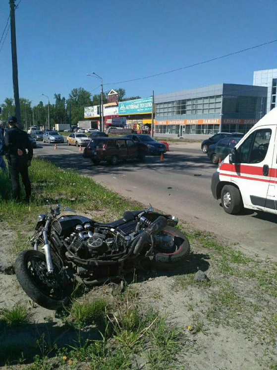 В Харькове мотоциклист протаранил легков…