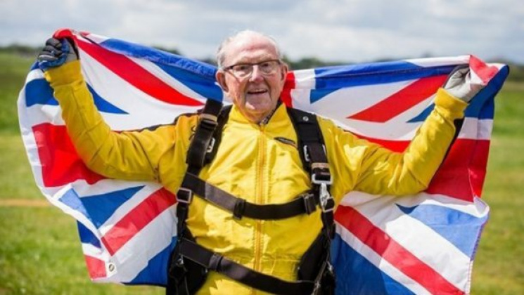 101-річний дідусь стрибнув з парашутом з…