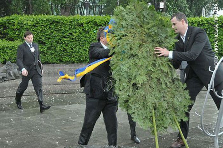 Історія дня: Як вінок напав на Януковича…