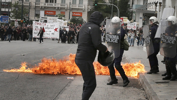 В Афінах протестувальники б&#039;ються в…