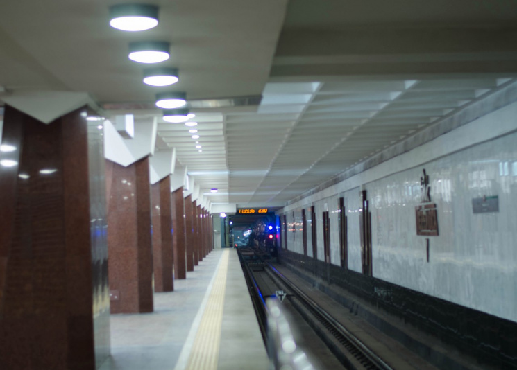 У харківському метро чоловік упав на кол…