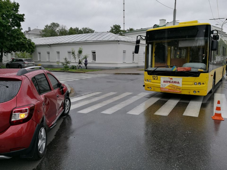 У Полтаві легковик зіткнувся з тролейбус…