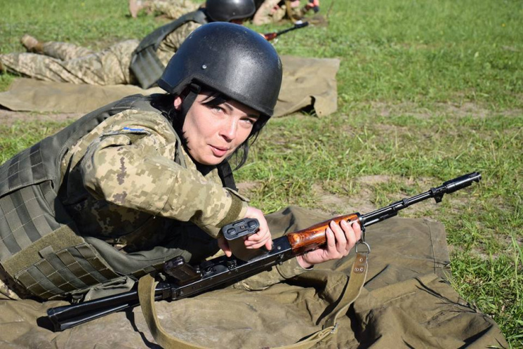 Украинские женщины демонстрируют военную…