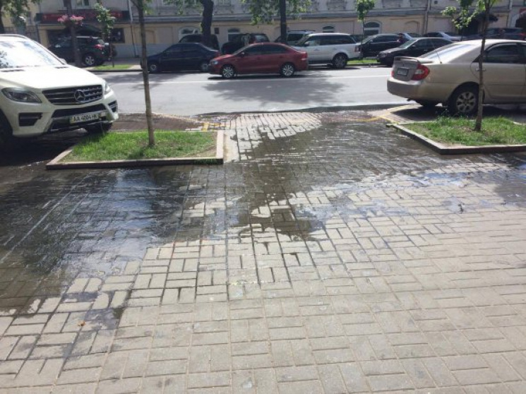 В центре Киева прорвало канализацию с не…