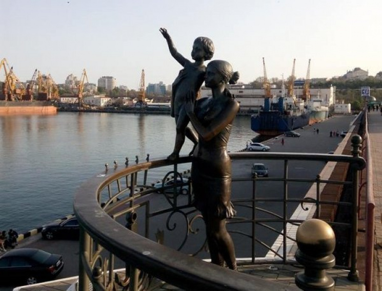 В Одессе вандалы осквернили "Жену моряка…