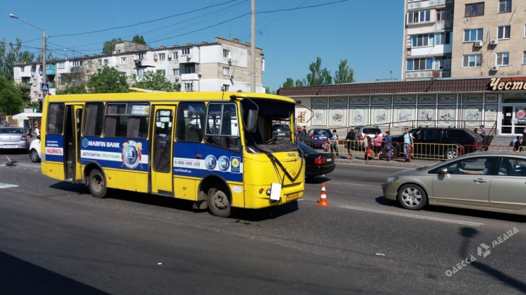 В Одесі вантажівка врізалася в маршрутку…