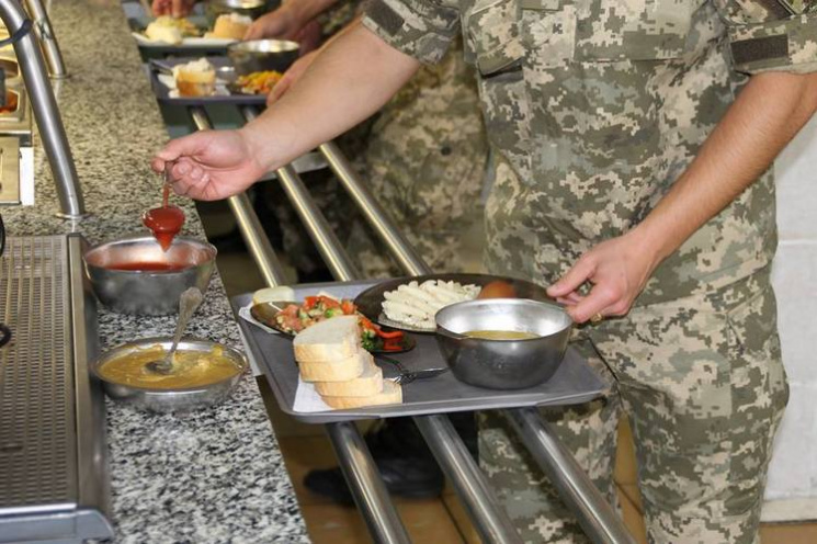 В Одесской области солдат кормили некаче…