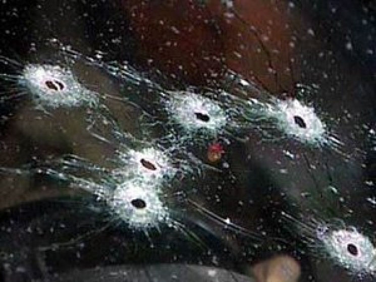 Боевики обстреляли авто с мирными жителя…