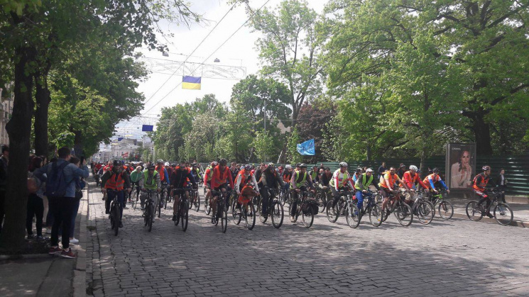 На улицы Харькова выехали более 10 тысяч…