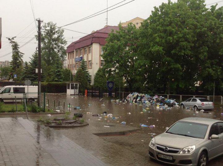 У Львові потоп: На вулиці плаває сміття…