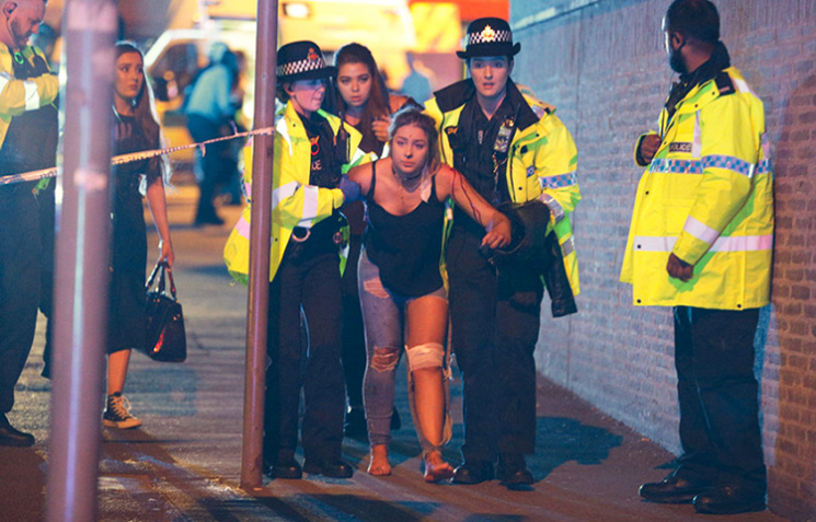 Взрыв в Манчестере: ФОТО с места событий…