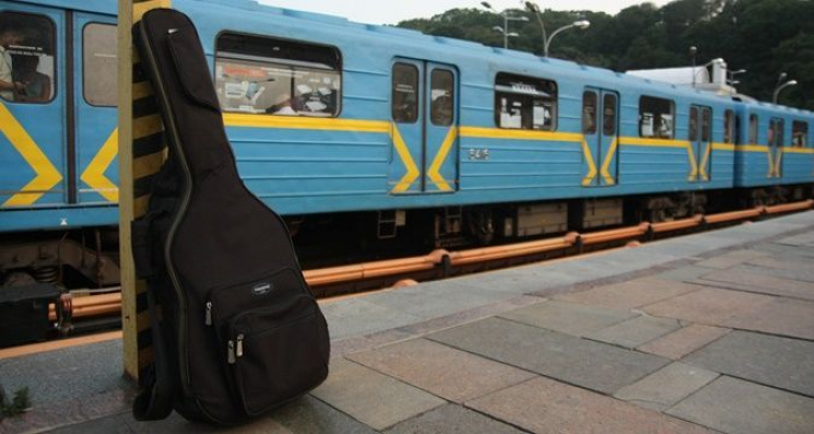 Места в столичном метро уличным музыкант…