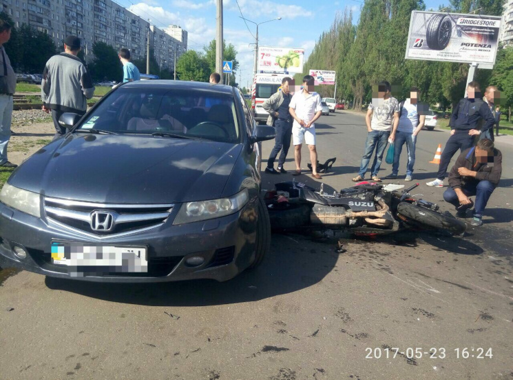 В Харькове автомобиль и мотоцикл не поде…