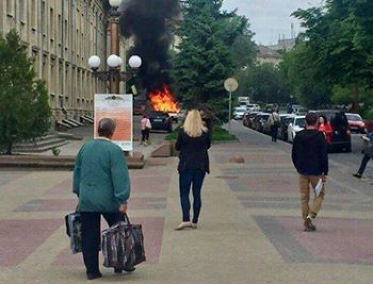 У центрі Тернополя загорілася машина…