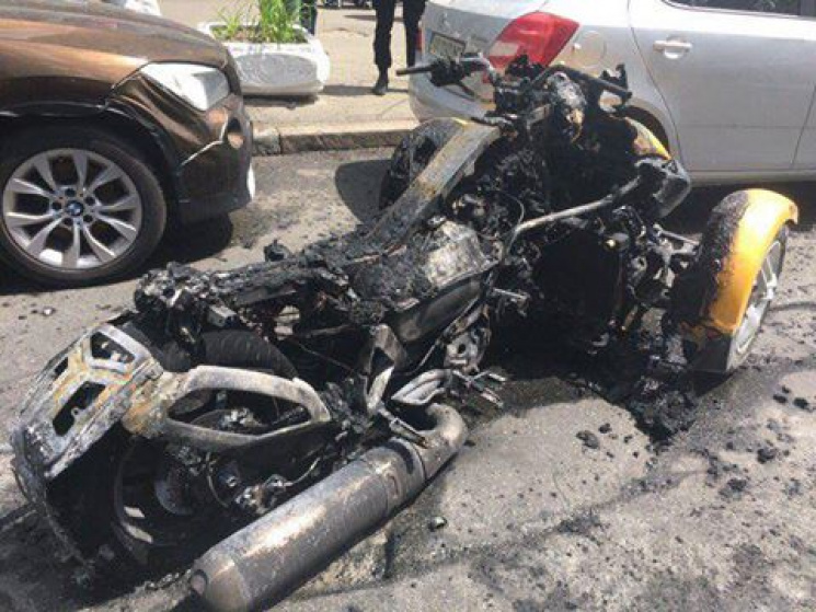 У Києві згорів мотоцикл та "потягнув" за…