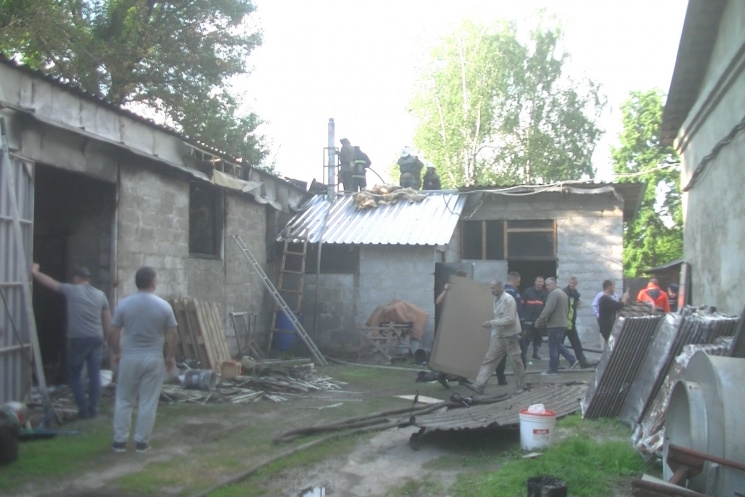 На Харківщині спалахнув цех з деревиною…