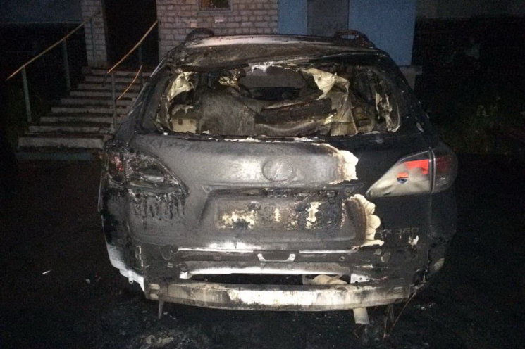 В Харькове подожгли два элитных авто…