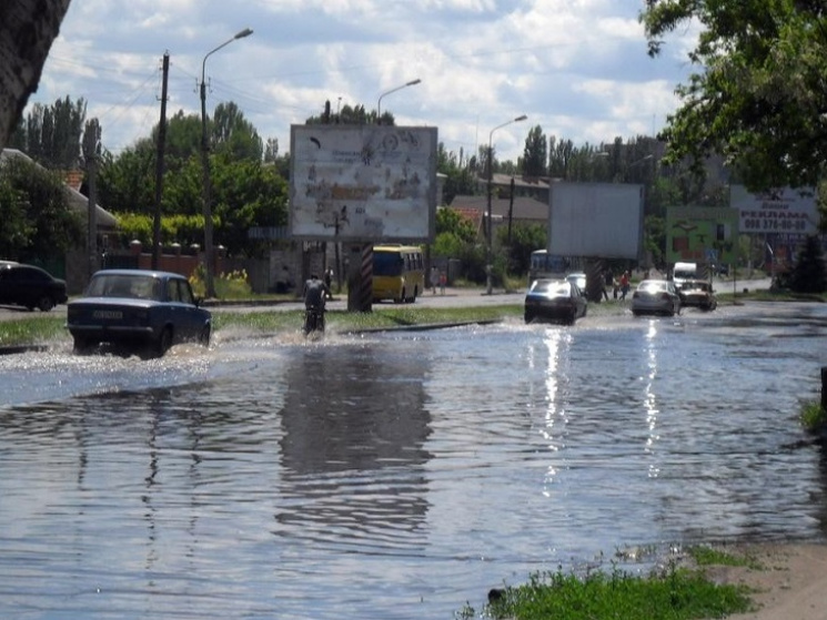 В Никополе затопило дороги в солнечный д…