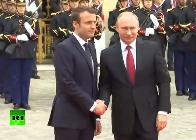 Как Макрон приветствовал залетного Путин…